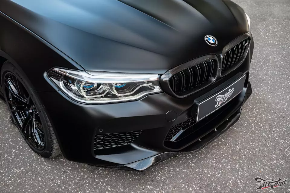 BMW M5 Competition. Оклейка в матовый полиуретан и установка карбоновых деталей!